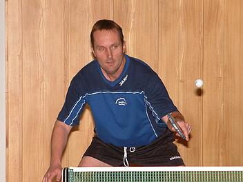 Beim 9:4-Heimsieg des SV Hummendorf im Spitzenspiel der 1. Kreisliga gegen den SV Fischbach gewann der Hummendorfer Klaus Trukenbrod seine beiden Einzel.  Foto: Hans Franz