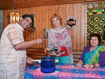Bei den Beziehungen muss das Curry himmlisch schmecken: Pater Raja, Martina Faber und Madlen Trümbach-Maurin. Foto: Björn Hein