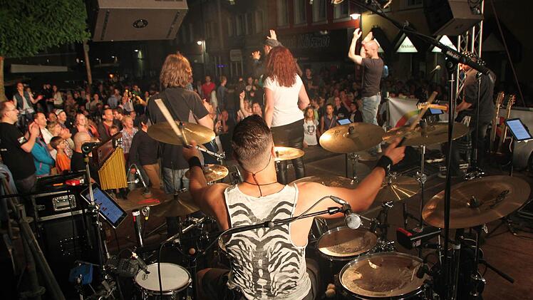 Ihnen gehörte die Nacht: Ac(c)oustic Jam spielte am Samstagabend auf dem Marktplatz Bad Brückenau. Foto: Friedemann Müller