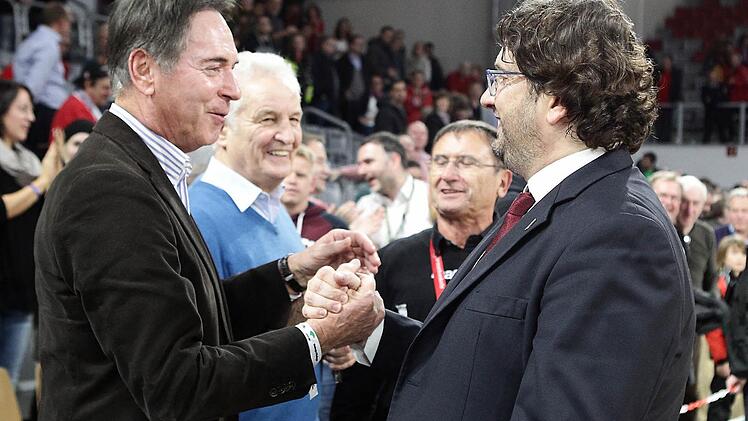 Aufsichtsratsvorsitzender Michael Stoschek und Präsident Norbert Sieben gratulieren Trainer Andrea Trinchieri zu diesem tollen Sieg.