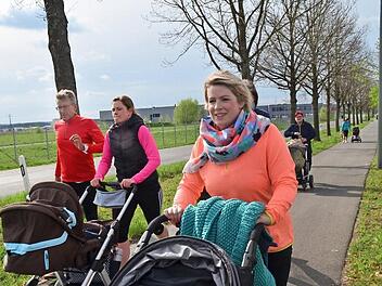 Beim Joggen mit dem Kinderwagen kann jede Frau ihre eigene Geschwindigkeit wählen.  Fotos: Larissa Händel