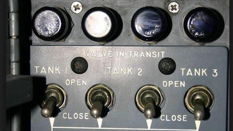 Über diese Schalter kann der Pilot einer Boeing Treibstoff ablassen. Foto: Archiv