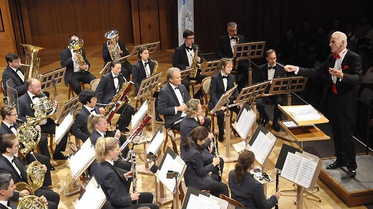 Das Polizeiorchester Bayern unter der Leitung von Prof. Johann Mösenbichler tut sich schwer, in die großen musikalischen Fußstapfen früherer Orchesterleiter zu treten, die sie hinterlassen haben. Foto: Peter Klopf