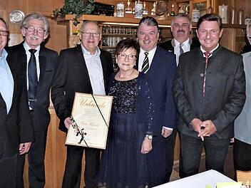 Fritz Hereth (mit Urkunde) und Klaus Zahner (rechts) mit (von links) Dieter Schaar, Konrad Fischer Andreassohn, Lieselotte Hereth, Klaus Peter Söllner, Karl Heinz Opel und Rainer Ludwig  Foto: Werner Reißaus