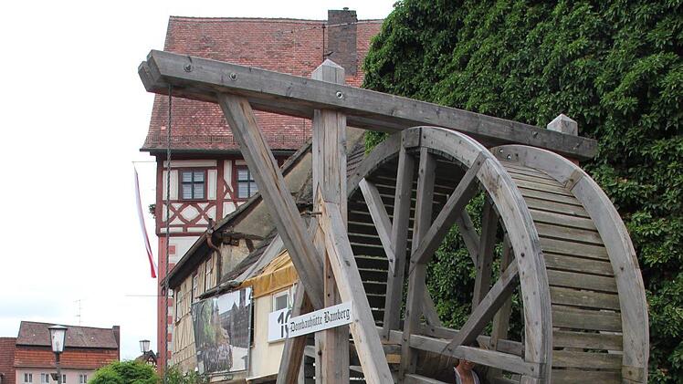Eine Attraktion beim Festwochenende in Zeil: der Tretkran aus der Bamberger Dombauhütte. Der Nachbau in Zeil war zum 1000. Jubiläum der Stadt Bamberg 1973 angefertigt worden. Jetzt kam der Tretkran bei der 1000-Jahr-Feier der Stadt Zeil zum Einsatz. Christine Koch bewegt gerade  den Kran, der früher dazu verwendet wurde, um Steine und andere Materialien auf große Höhen zu bringen, etwa in einem Kirchturm. Mit dem Kran werden die Verbindungen Zeils und Bambergs in der Steinindustrie dokumentiert.