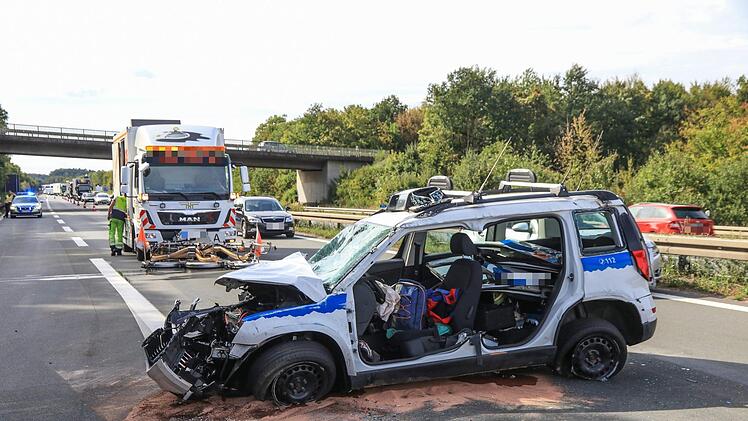 Nur noch Schrott ist der Wagen der Bergwacht, der am Montag in einen Unfall auf der A70 verwickelt wurde. Foto: News5/Merzbach