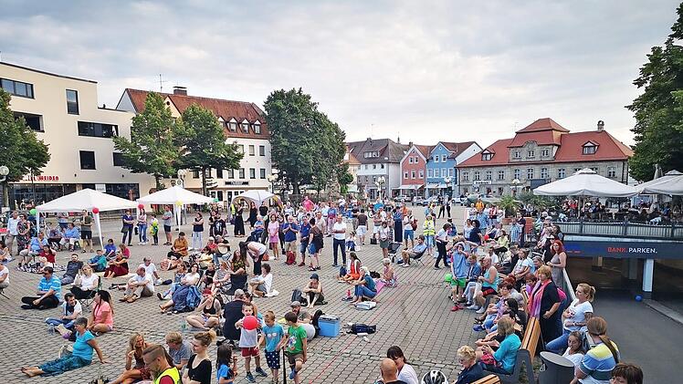 Die 77. Mahnwache der Freiheitsbewegung Forchheim auf dem Paradeplatz  Fotos: Thomas Weichert