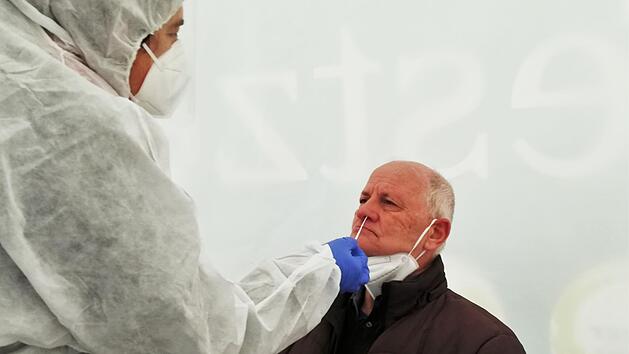 Stadtrat Wolfgang Speyer (SPD) wird von der ukrainischen &Auml;rztin Helena Kyselova (Laboklin) getestet