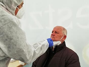 Stadtrat Wolfgang Speyer (SPD) wird von der ukrainischen Ärztin Helena Kyselova (Laboklin) getestet
