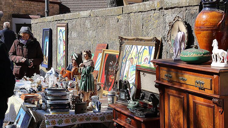Heiligenfiguren, Gemälde, alte Möbel und alte Radios. Das Angebot auf dem Flohmarkt war riesig. Foto: Dieter Britz