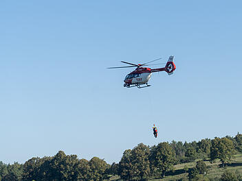 Junge stürzt im Kreis Forchheim von Baum - Bergwacht und Hubschrauber im Einsatz