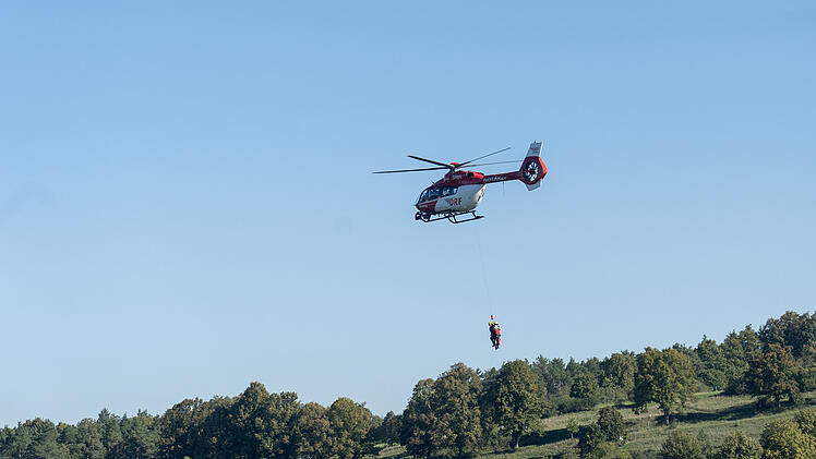 Pottenstein: Hubschrauber fliegt über Gebiet - Bergwacht übt Luftrettung