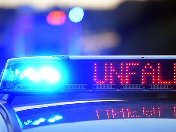 Auto kracht gegen Betonpfeiler und überschlägt sich - Fahrer unverletzt Auto kracht gegen Betonpfeiler und überschlägt sich - Fahrer unverletzt