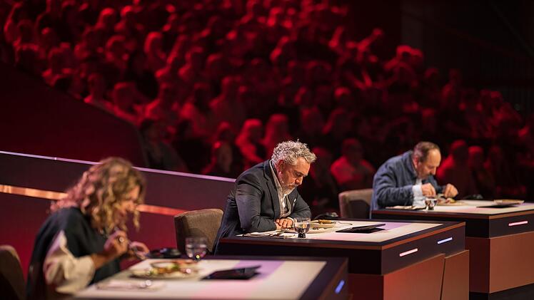 Ein einziges Mal war sich die Jury einig. Haya Molcho, Roland Trettl und Johann Lafer (von links) werteten deutlich für Team Henssler, das erdrutschartig 85:32 gewann.