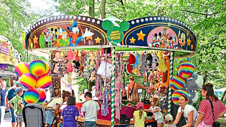 Viele Eltern waren mit ihren Kindern gekommen.