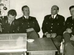Das letzte Weihnachten als Stadtpolizei: Manfred Huhs, Otmar Greim, Andreas Lauterbach, Reinhard Metzner und Alois Eber (von links) versammeln sich 1971  unterm Christbaum. Foto: privat