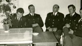Das letzte Weihnachten als Stadtpolizei: Manfred Huhs, Otmar Greim, Andreas Lauterbach, Reinhard Metzner und Alois Eber (von links) versammeln sich 1971  unterm Christbaum. Foto: privat