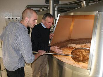 Tim Stapel (l.) und Prüfer   Sebastian Rank am Gärbottich. Fotos: fra-press