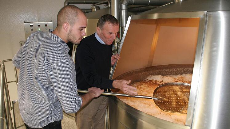 Tim Stapel (l.) und Prüfer   Sebastian Rank am Gärbottich. Fotos: fra-press