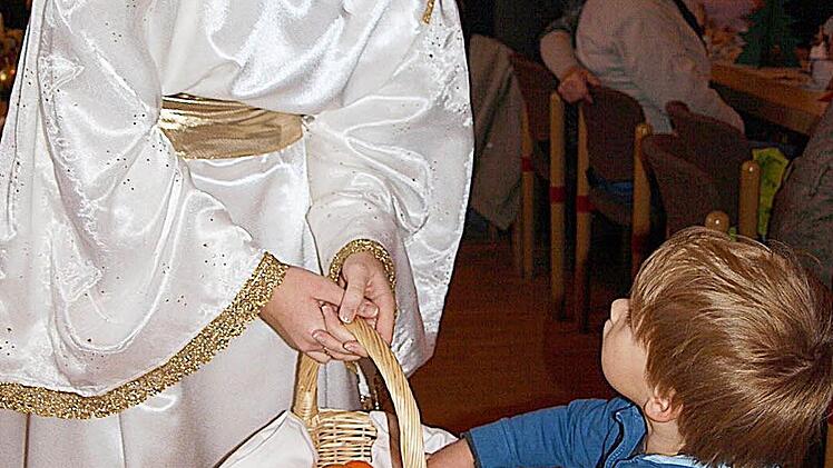 Weihnachten, wie es früher war, nämlich  ohne viel Kommerz, wünschte sich  Christkind Julia Bulikewitz (Bild) aus Kirchenbirkig  im neuen Prolog zum Weihnachtsmarkt in Pottenstein. Begleitet von ihrer Schwester Katja auf der Trompete sang sie "Fröhliche Weihnacht überall"  und verteilte Geschenke an die Kinder. 27 Anbieter sorgten in Potenstein für eine bunte Vielfalt an Advents- und Weihnachtsartikeln. Foto: Thomas Weichert