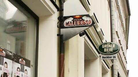 Unübersehbar werben einige Kneipen im Steinweg mit ihrem Musikprogramm. Diejenigen, die Diskotheken zu sehr ähneln, wurden nun aufgefordert, entsprechende Bauanträge einzureichen.  Foto: Simone Bastian