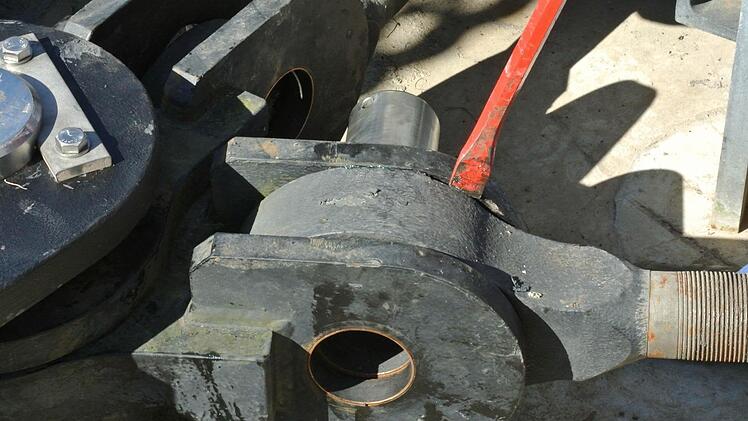 Will der Bolzen nicht rein, kann man zur Not auch mal mit dem Kuhfuß nachhelfen...