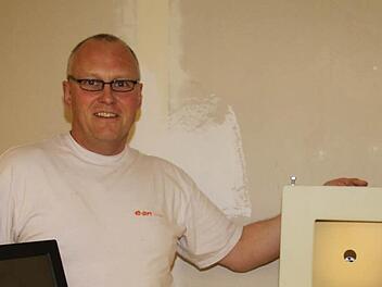 Frank Wunner hält den Messrahmen schon mal probeweise an die Wand: Zwölf elektronische Schießstände sollen bei der Privilegierten Schützengesellschaft 1834 Presseck entstehen.  Foto: Sonja Adam