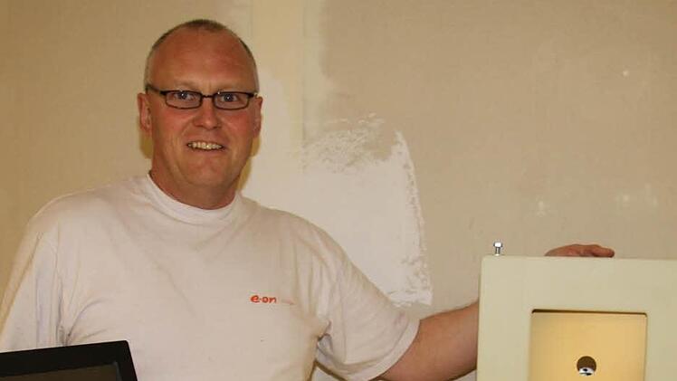 Frank Wunner hält den Messrahmen schon mal probeweise an die Wand: Zwölf elektronische Schießstände sollen bei der Privilegierten Schützengesellschaft 1834 Presseck entstehen.  Foto: Sonja Adam