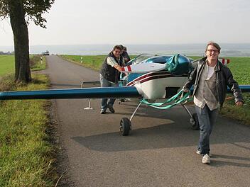 Weil ein paar Passanten mit anpackten, konnte die "Experimental" nach ihrem technischen Defekt und der anschließenden der Außenlandung auf Gebiet der Gemeinde Meeder aus dem Acker wieder auf die Straße gezogen werden.  Foto: Michael Stelzner
