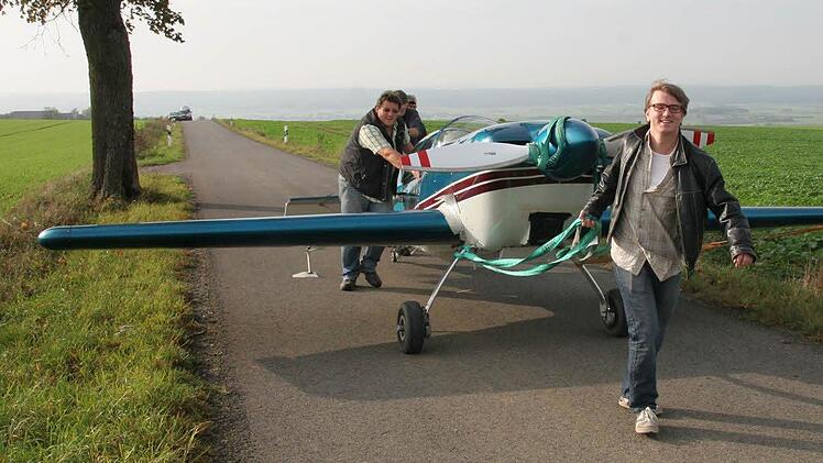 Weil ein paar Passanten mit anpackten, konnte die "Experimental" nach ihrem technischen Defekt und der anschließenden der Außenlandung auf Gebiet der Gemeinde Meeder aus dem Acker wieder auf die Straße gezogen werden.  Foto: Michael Stelzner