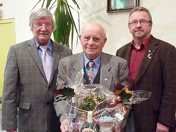 Josef Heinrich wurde nach 18 Jahren aus dem VdK-Vorstand verabschiedet. Vorsitzender Siegbert Holzheimer (links) und Kreisvorsitzender Engelbert Roith dankten ihm für sein Engagement. Foto: privat