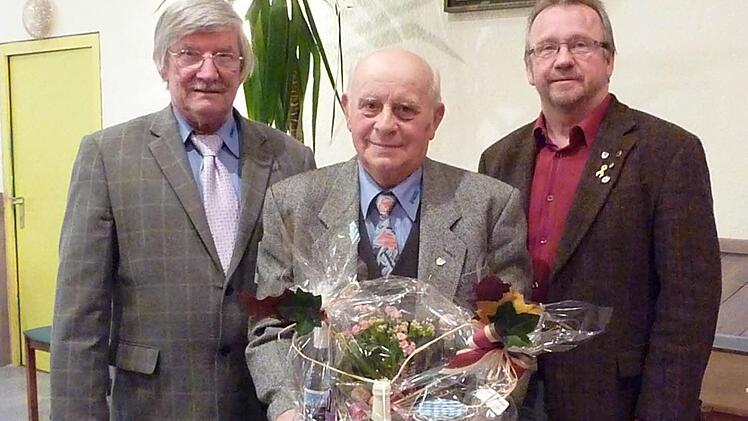 Josef Heinrich wurde nach 18 Jahren aus dem VdK-Vorstand verabschiedet. Vorsitzender Siegbert Holzheimer (links) und Kreisvorsitzender Engelbert Roith dankten ihm für sein Engagement. Foto: privat