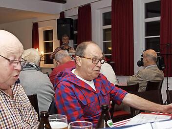 Über 70 Gäste griffen beim Wirtshaussingen in zum Textheft und sangen begeistert mit. Foto: Arnold Nöth