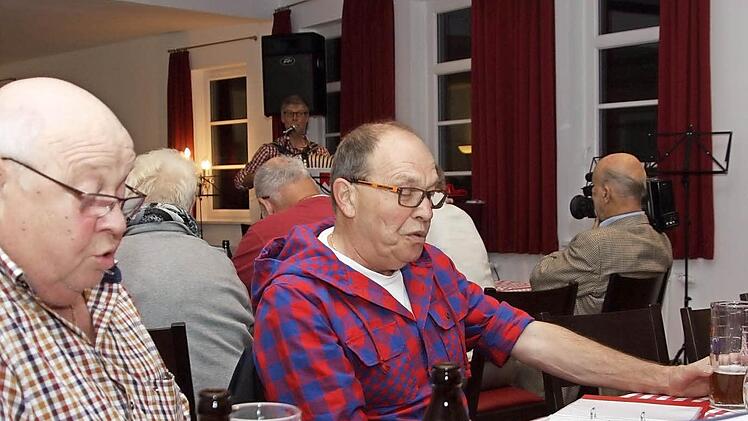 Über 70 Gäste griffen beim Wirtshaussingen in zum Textheft und sangen begeistert mit. Foto: Arnold Nöth