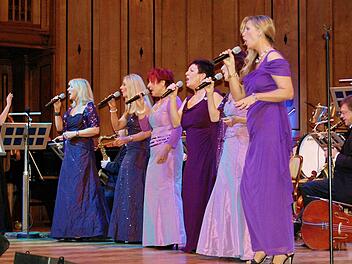 Das Kurorchester unter Leitung von Elena Iossifova mit der Gesangsgruppe "Voila!" Foto: Sigismund von Dobschütz