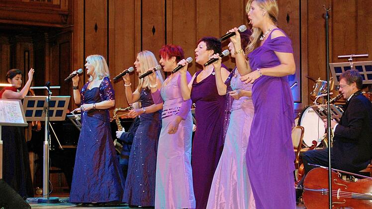 Das Kurorchester unter Leitung von Elena Iossifova mit der Gesangsgruppe "Voila!" Foto: Sigismund von Dobschütz