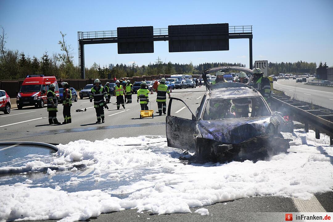 Auto brennt nach Unfall auf A9 aus