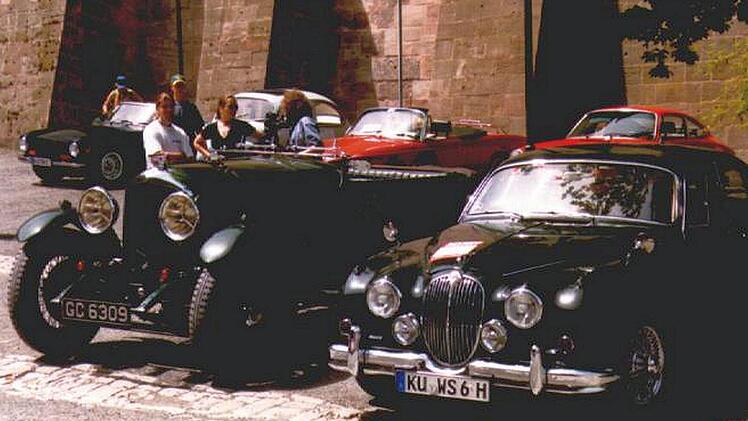 998 war die Plassenburg erstmals Schauplatz eines Treffens, das der Oldtimer Stammtisch organisiert hat. Rechts der damalige Jaguar von Walter Schaller, links der Bentley, mit dem Brose-Chef Michael Stoschek aus Coburg angereist war.  Foto: privat