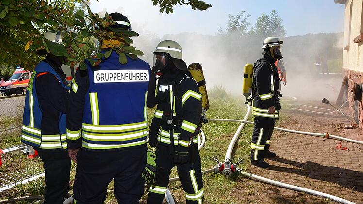 Unter realistischen Bedingungen übten die Feuerwehren aus Bad Kissingen, sowie Aschach und Oberthulba den Ernstfall.  Foto: Peter Rauch