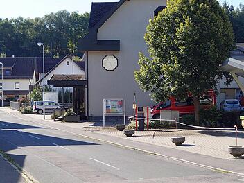 Zu eng und für die Feuerwehr nicht mehr tragbar: Nicht nur, weil rund am das Rathaus zu wenige Parkplätze zur Verfügung stehen, waren CSU, Freie Wähler und SPD schon im Sommer der Meinung, dass der Grüber Wochenmarkt einen neuen Standort braucht. Foto: privat