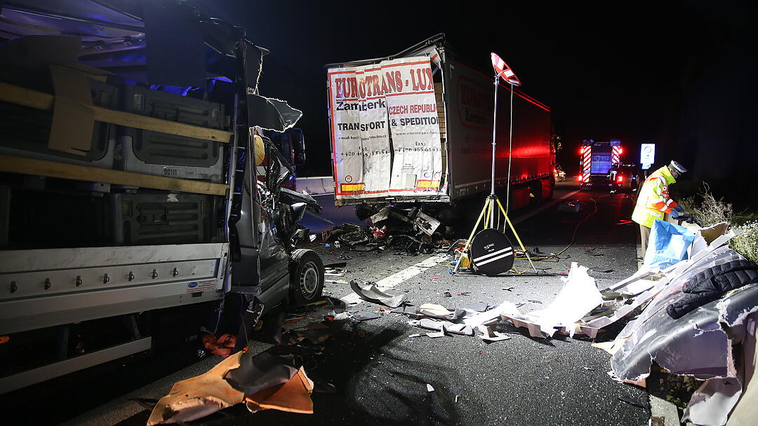 Kleintransporter rast in Lkw: Fahrer tödlich verletzt