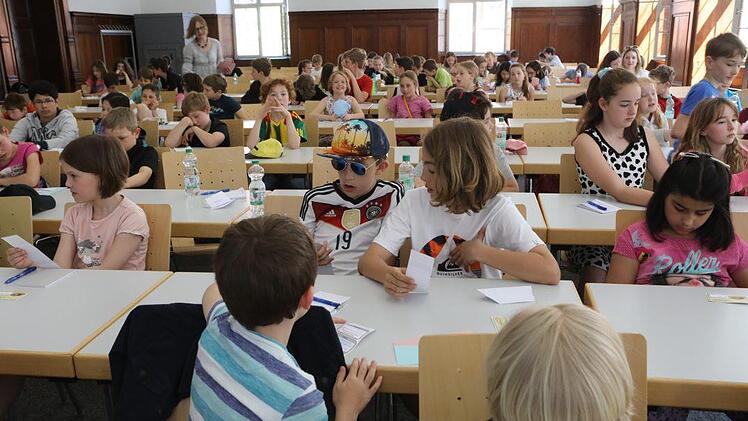 Cordula Artelt untersuchte mit den jungen Studenten an der Kinder-Uni, wie wir zu Meinungen und Einschätzungen kommen. Foto: Barbara Herbst