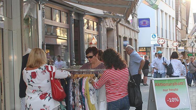 Ausgiebig bummeln, st&ouml;bern und shoppen - die lange Einkaufsnacht zog viele Menschen an. Foto: Sonny Adam