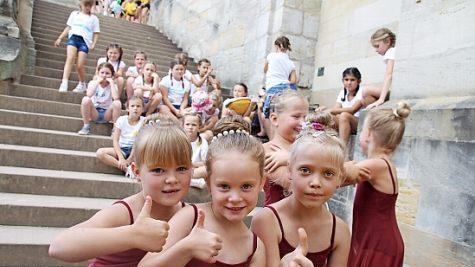 Warten auf den großen Auftritt: Die Mädchen vom Kinderballett Riedmann und dahinter die Minis der SG Rödental.