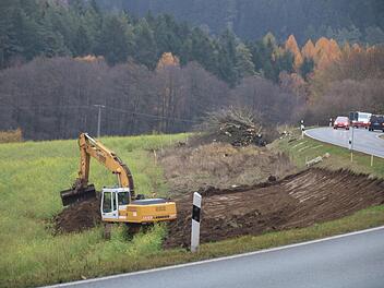 Der neue Radweg wird in weiten Teilen unmittelbar an der B 85 entlang führen. Dort laufen die Vorbereitungen für den Bau der Trasse.Foto: Katrin Geyer