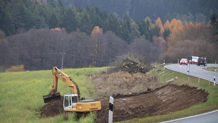 Der neue Radweg wird in weiten Teilen unmittelbar an der B 85 entlang führen. Dort laufen die Vorbereitungen für den Bau der Trasse.Foto: Katrin Geyer