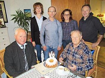 Am Sonntag feierte Handwerksmeister Johann Baptist Weberpals (vorne rechts) im Kreis seiner Familie 80. Geburtstag. Erster B&uuml;rgermeister Helmut Fischer gratulierte f&uuml;r die Gemeinde.  Foto: Horst Habermann