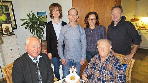 Am Sonntag feierte Handwerksmeister Johann Baptist Weberpals (vorne rechts) im Kreis seiner Familie 80. Geburtstag. Erster B&uuml;rgermeister Helmut Fischer gratulierte f&uuml;r die Gemeinde.  Foto: Horst Habermann