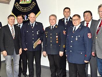 Das staatliche Ehrenzeichen für 25-jährigen aktiven Dienst erhielt Maik Schönburg (Vierter von links). Mit im Bild von links KBI Harald Schnappauf, Landratsstellvertreter Gerhard Wunder, KBM und Dritter Bürgermeister Klaus Dressel, KBR Joachim Ranzenberger, Kommandant Matthias Raab, Vorsitzender Mario Müller, Zweiter Bürgermeister Wolfgang Förtsch und Bürgermeister Hans Pietz. Fotos: K.-H. Hofmann