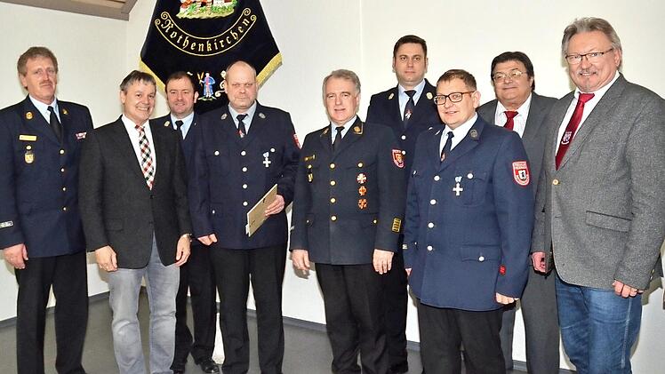 Das staatliche Ehrenzeichen für 25-jährigen aktiven Dienst erhielt Maik Schönburg (Vierter von links). Mit im Bild von links KBI Harald Schnappauf, Landratsstellvertreter Gerhard Wunder, KBM und Dritter Bürgermeister Klaus Dressel, KBR Joachim Ranzenberger, Kommandant Matthias Raab, Vorsitzender Mario Müller, Zweiter Bürgermeister Wolfgang Förtsch und Bürgermeister Hans Pietz. Fotos: K.-H. Hofmann